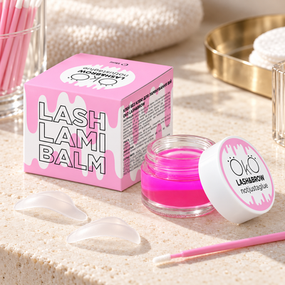 OKO Bálsamo para Lifting de Pestanas Lash Lami Balm — produto apresentado num ambiente profissional de sobrancelhas e pestanas
