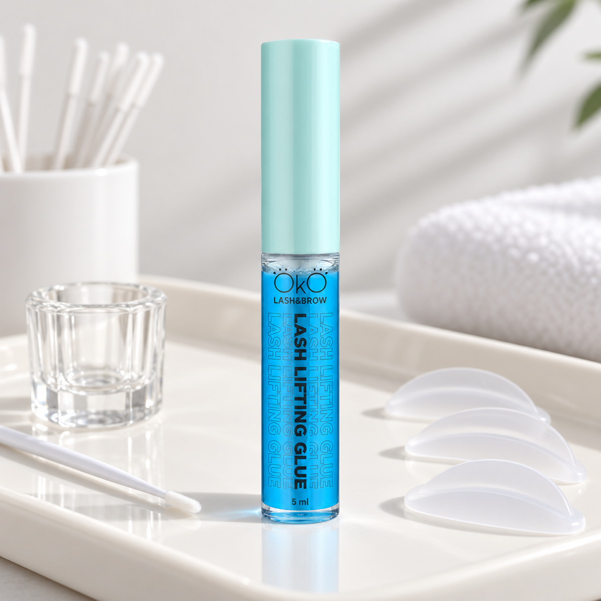 OKO Cola para Lifting Blue Edition — produto apresentado num ambiente profissional de sobrancelhas e pestanas