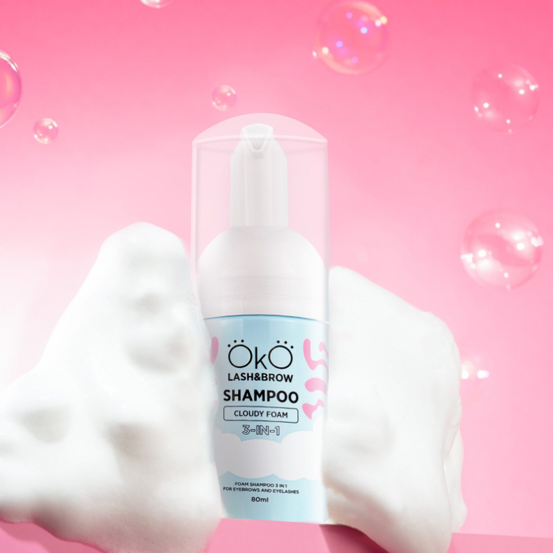 OKO Espuma Cloudy Foam 3 em 1 — espuma de limpeza apresentada na mão