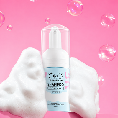OKO Espuma Cloudy Foam 3 em 1 — espuma de limpeza apresentada na mão em fotografia melhorada para ecommerce