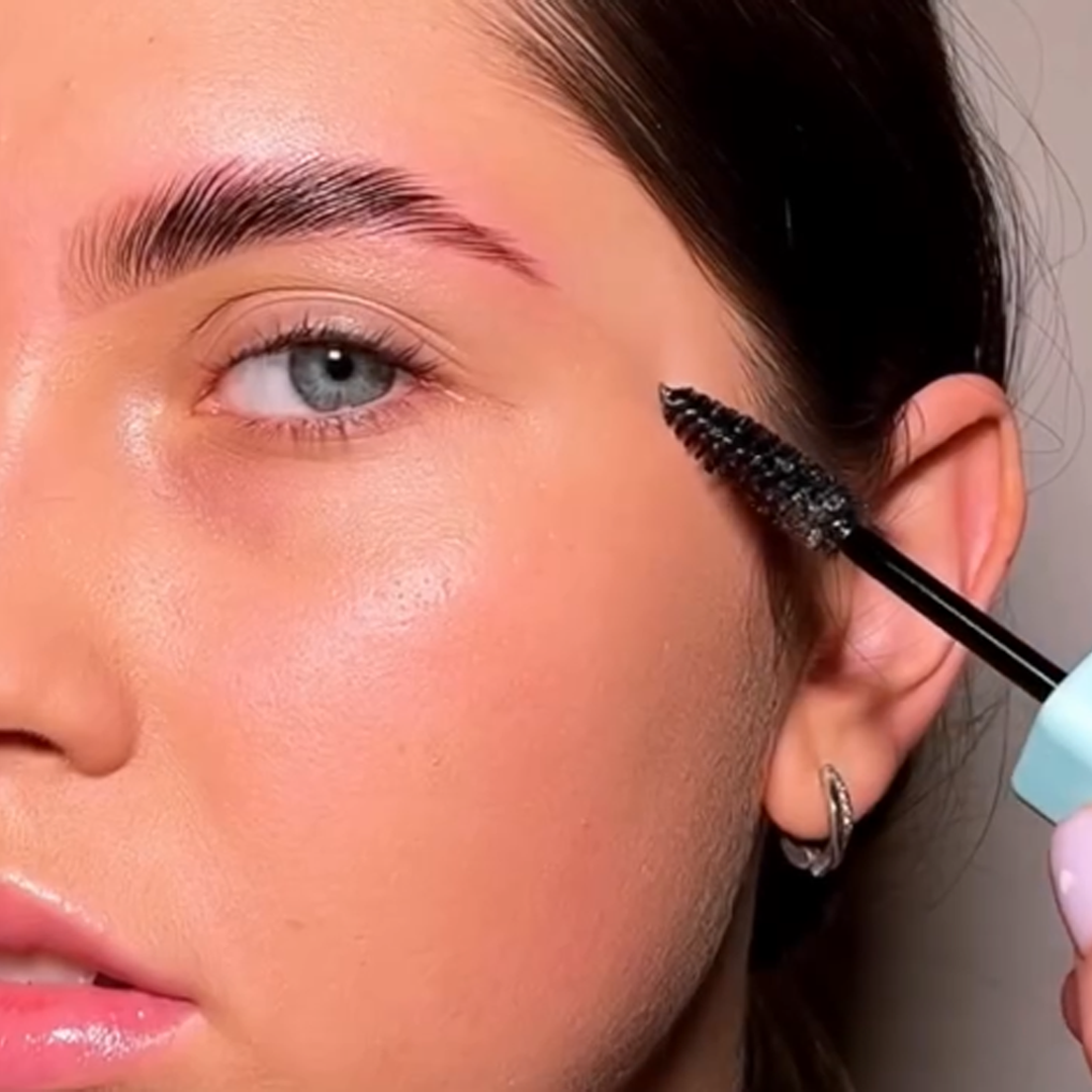 OKO Gel Fixador de Sobrancelhas Brow Fix — aplicação do gel nas sobrancelhas