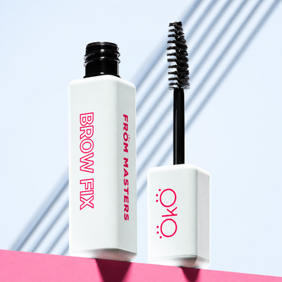 OKO Gel Fixador de Sobrancelhas Brow Fix — frasco e aplicador apresentados em conjunto em fotografia melhorada para ecommerce