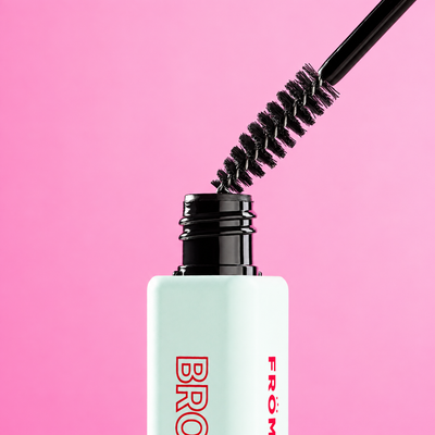 OKO Gel Fixador de Sobrancelhas Brow Fix — detalhe da escova aplicadora em fotografia melhorada para ecommerce