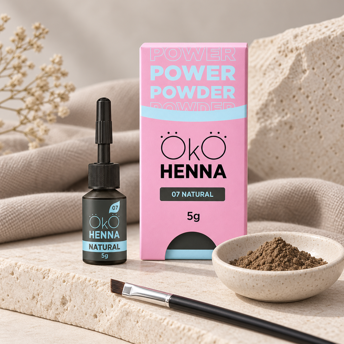 OKO Henna para Sobrancelhas 07 Natural — frasco e pó da cor apresentados num ambiente profissional