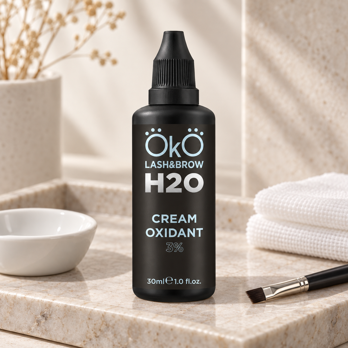 OKO Oxidante em Creme 3% — produto apresentado num ambiente profissional de sobrancelhas e pestanas
