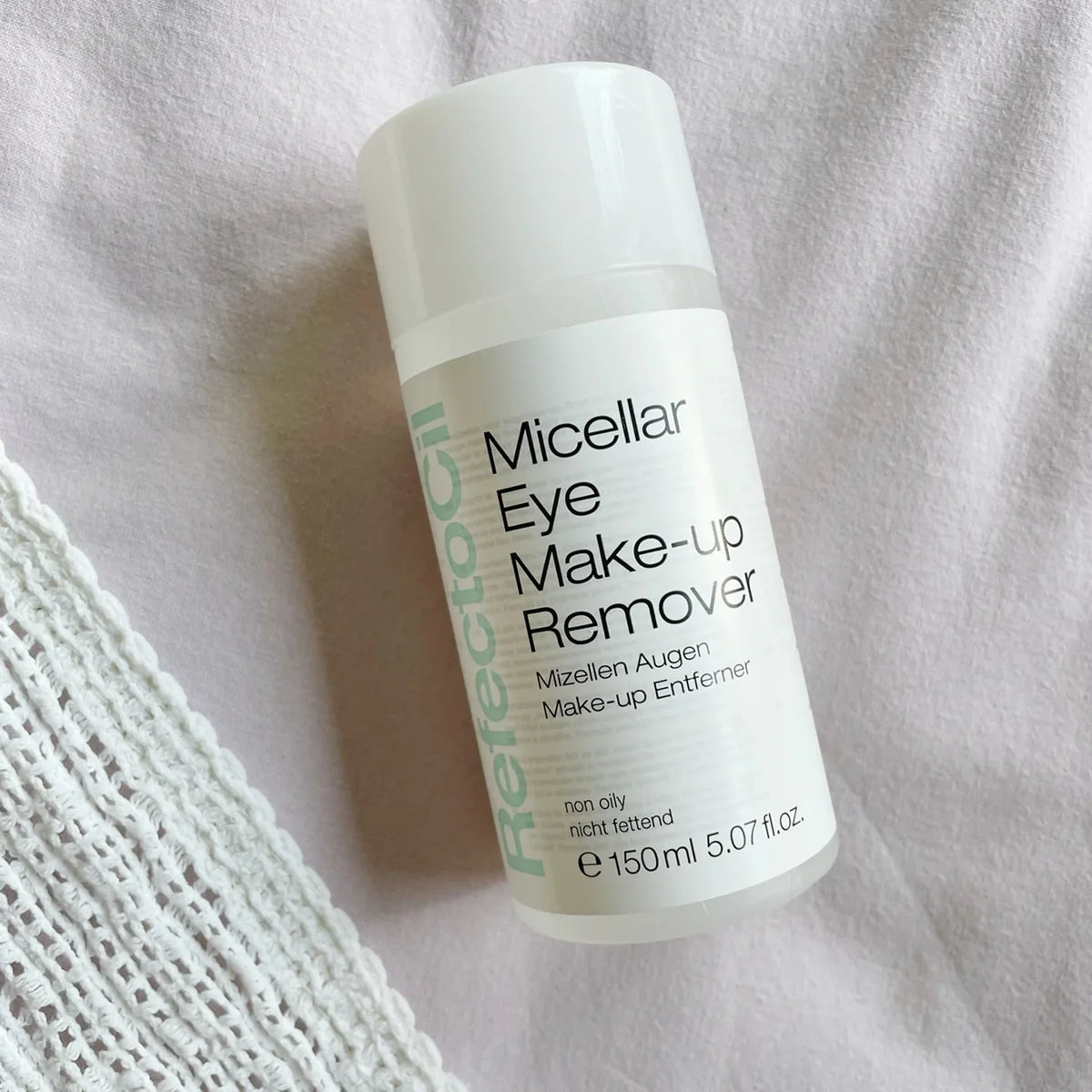 RefectoCil Água Micelar Micellar Eye Make-up Remover — frasco em composição sobre tecido branco; SKU PROD.35