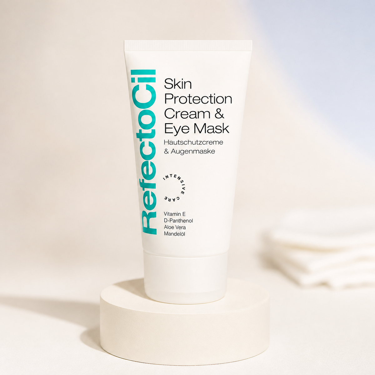 RefectoCil Creme de Proteção e Máscara de Olhos Skin Protection — tubo apresentado em pedestal num cenário profissional minimalista; SKU PROD.38