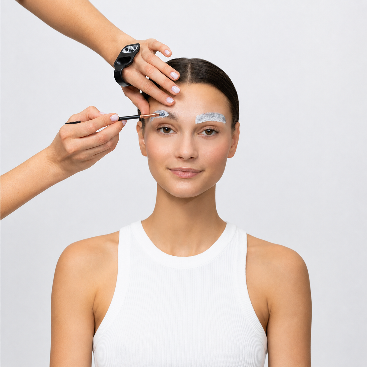 RefectoCil Descolorante de Sobrancelhas Blonde Brow — aplicação profissional do descolorante nas sobrancelhas numa composição quadrada baseada na fotografia oficial; SKU PROD.60