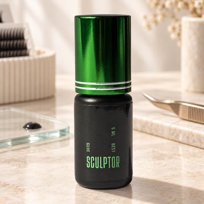 Cola Best Sculptor de 5 ml apresentada numa estação profissional de extensão de pestanas
