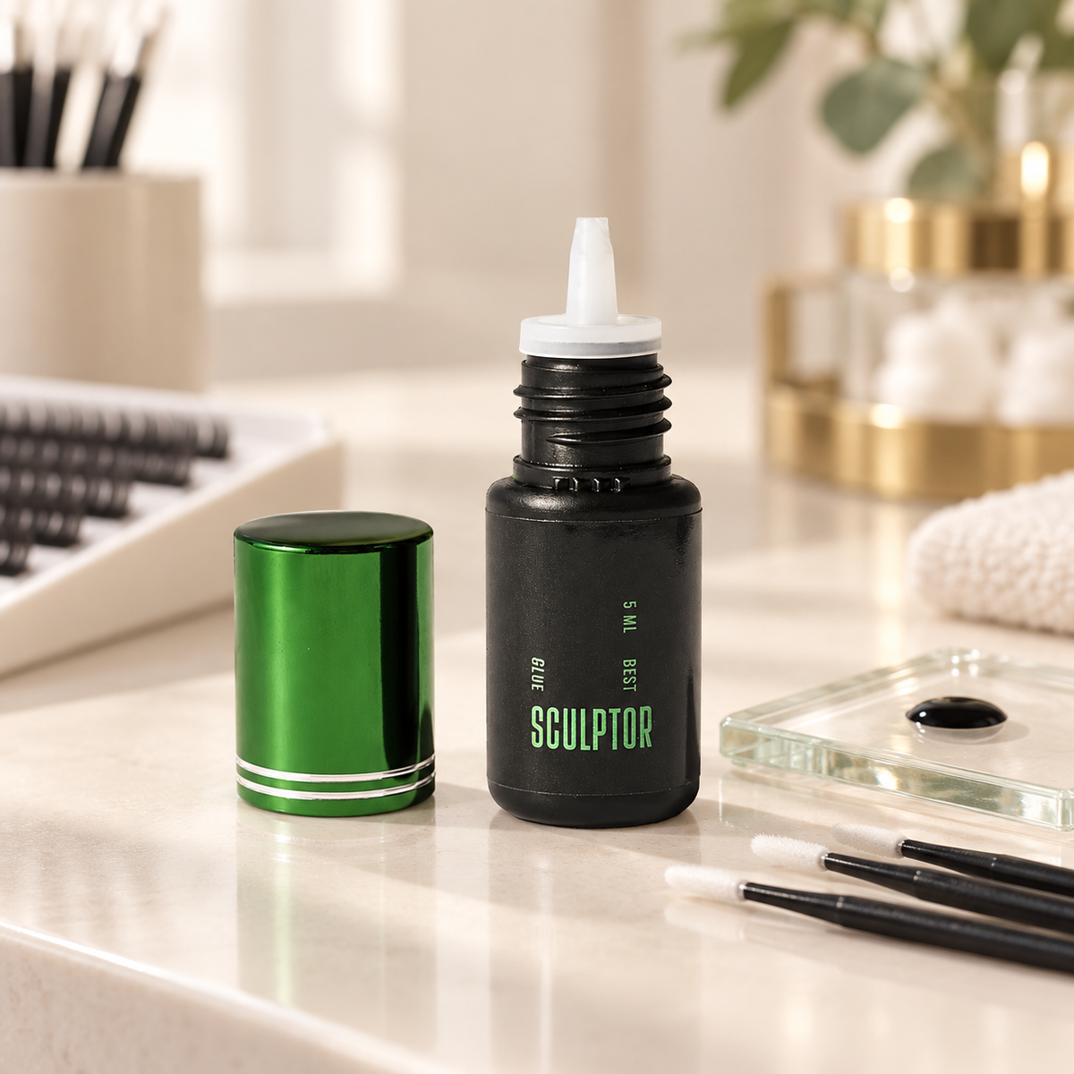 Cola Best Sculptor de 5 ml aberta numa bancada de preparação profissional