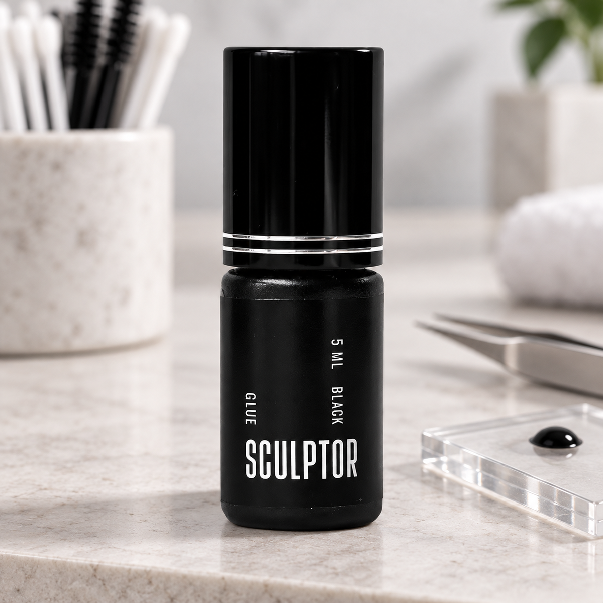 Cola Black Sculptor de 5 ml apresentada numa estação profissional de pestanas