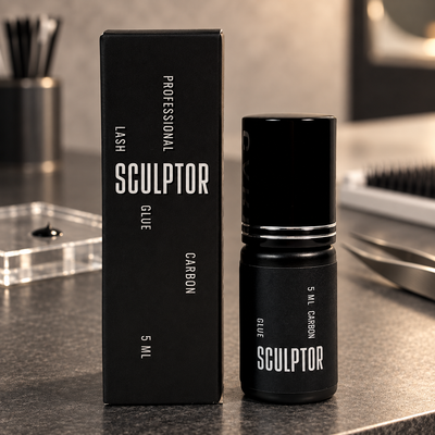 Cola Carbon Sculptor de 5 ml e caixa numa bancada profissional de pestanas