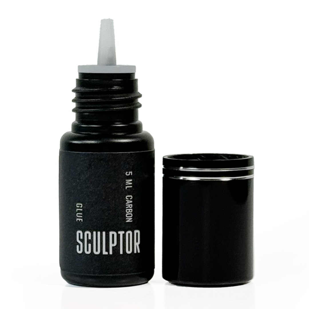 Cola Carbon Sculptor de 5 ml aberta com tampa ao lado