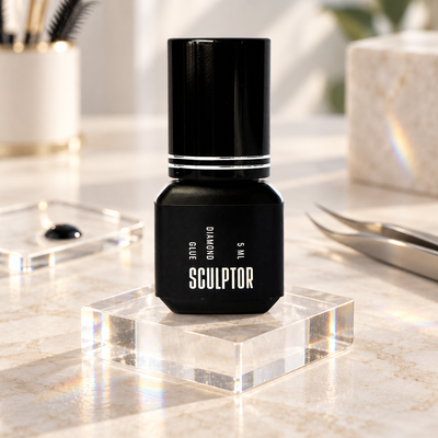 Cola Diamond Sculptor de 5 ml em pedestal acrílico numa estação profissional