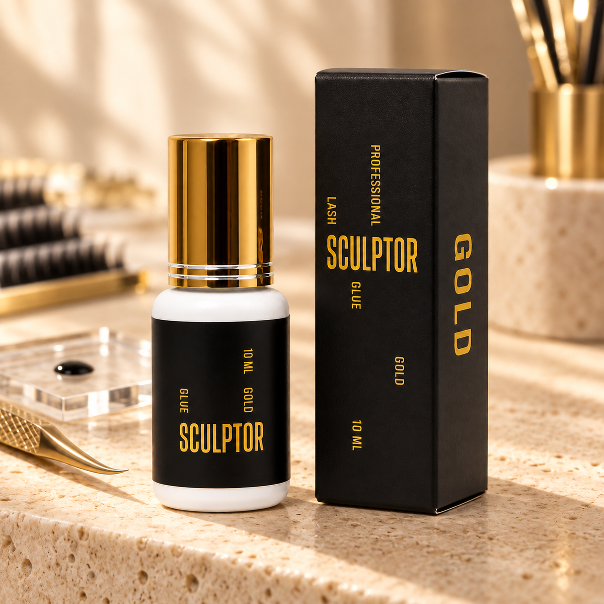 Cola Gold Sculptor de 10 ml e caixa numa estação profissional de pestanas