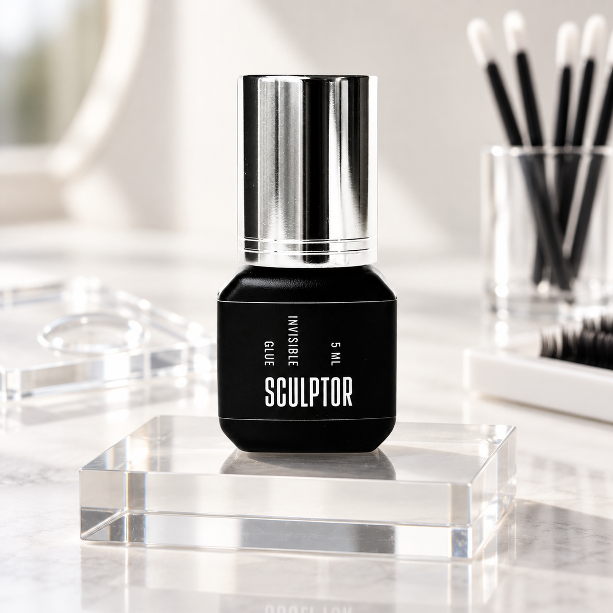 Cola Invisible Sculptor de 5 ml apresentada em pedestal acrílico numa estação profissional