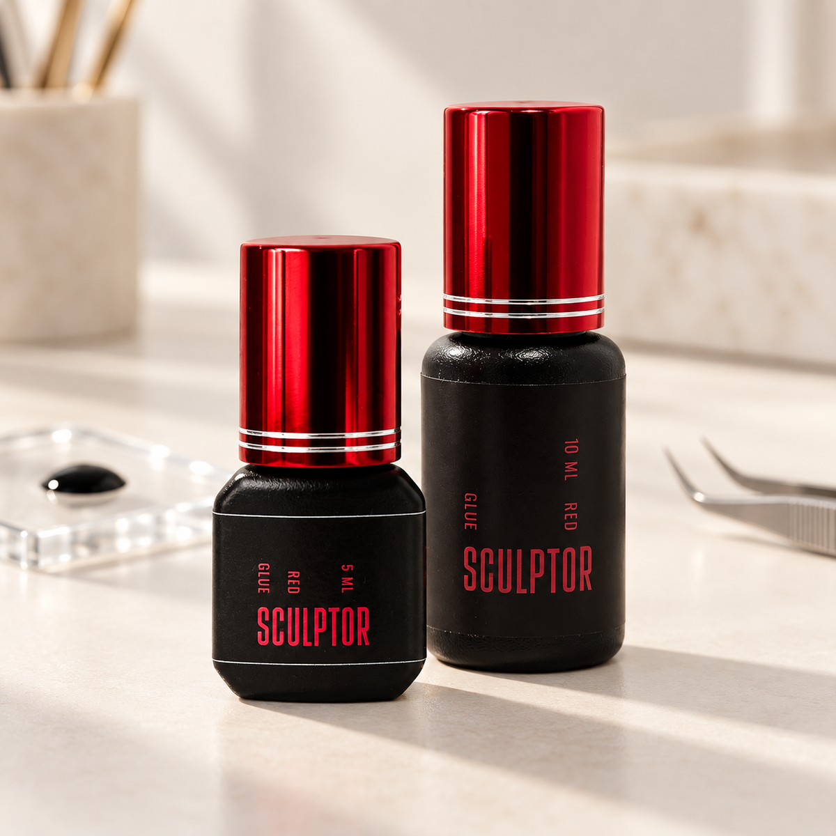 Colas Red Sculptor de 5 ml e 10 ml apresentadas juntas numa estação profissional