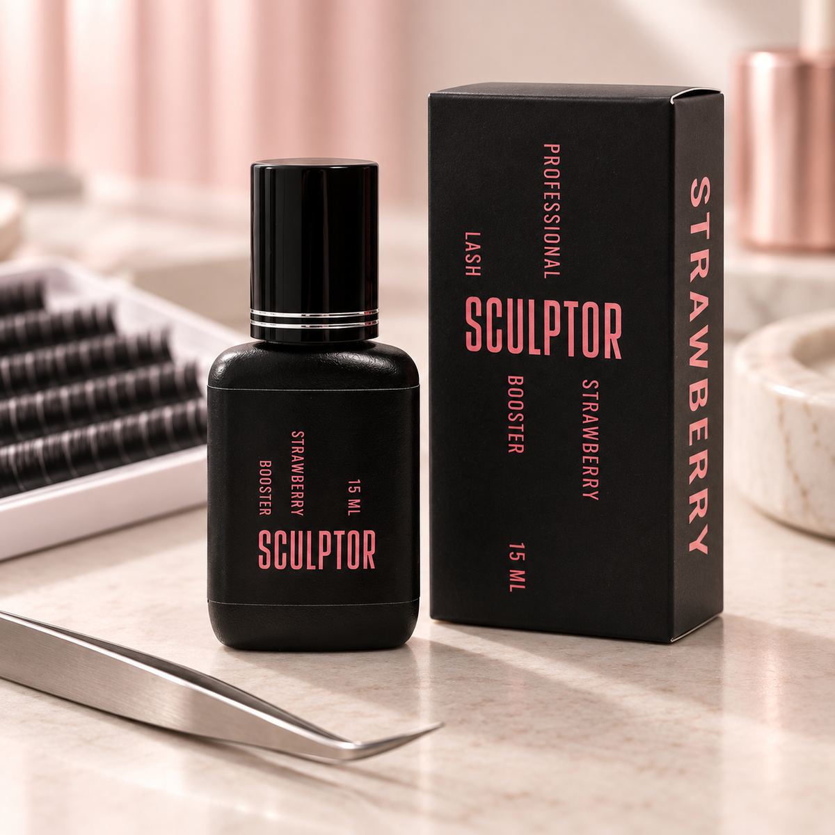 Glue Booster Strawberry Sculptor de 15 ml e caixa numa estação profissional de pestanas