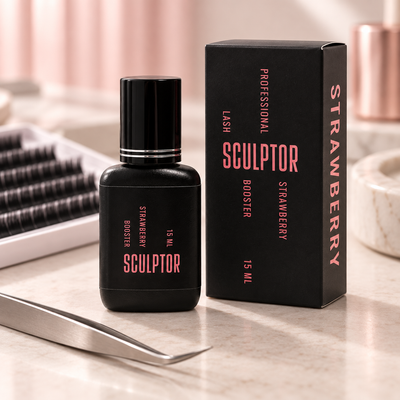 Glue Booster Strawberry Sculptor de 15 ml e caixa numa estação profissional de pestanas