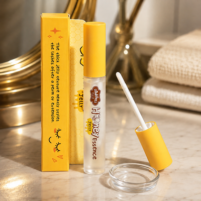 Sérum Lifting Coreano - Puluk Adore Honey Jelly Essence — essência e aplicador em ambiente de preparação; SKU COECPU00012