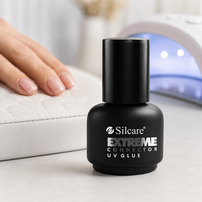 Silcare Extreme Connector UV Glue 15 ml em ambiente de manicure com lâmpada UV