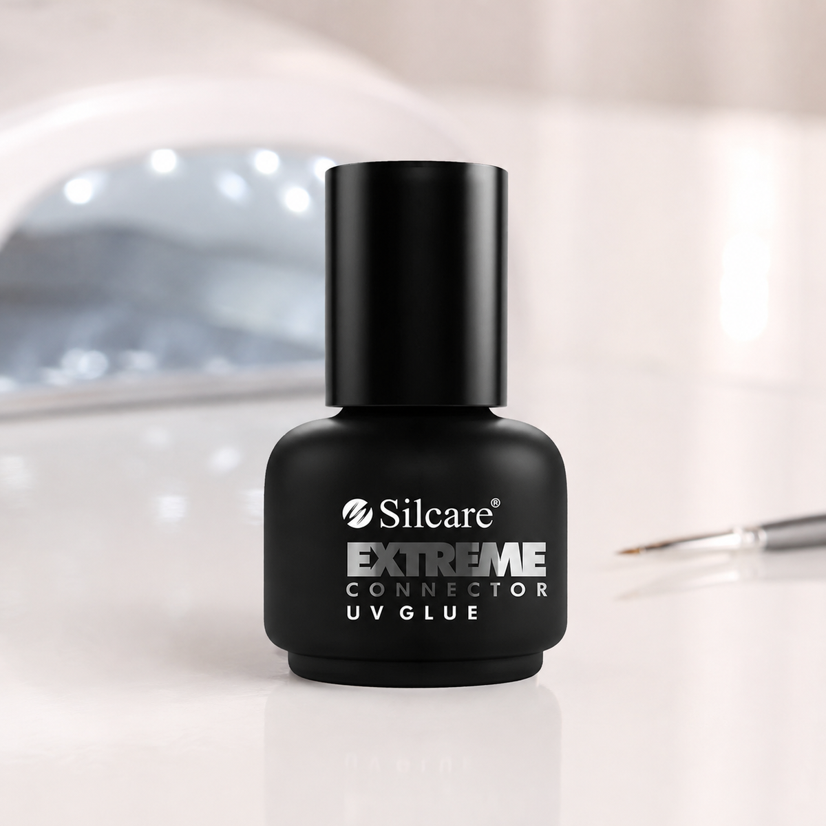 Silcare Extreme Connector UV Glue 15 ml apresentado em bancada profissional de manicure