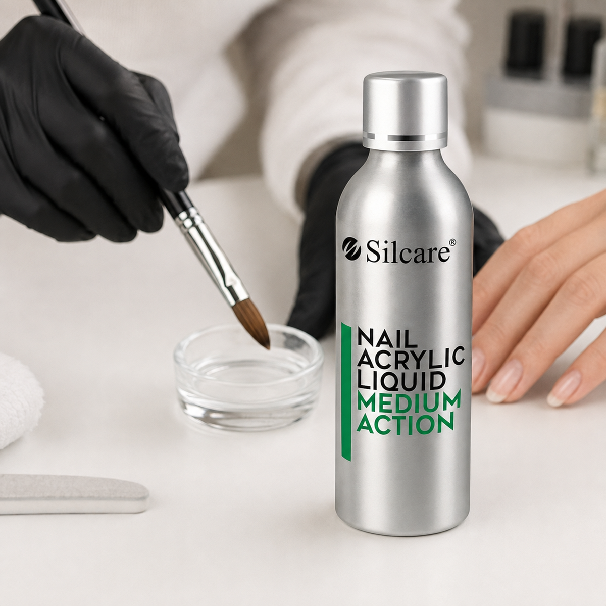Silcare monómero Medium Action 120 ml num ambiente de unhas acrílicas
