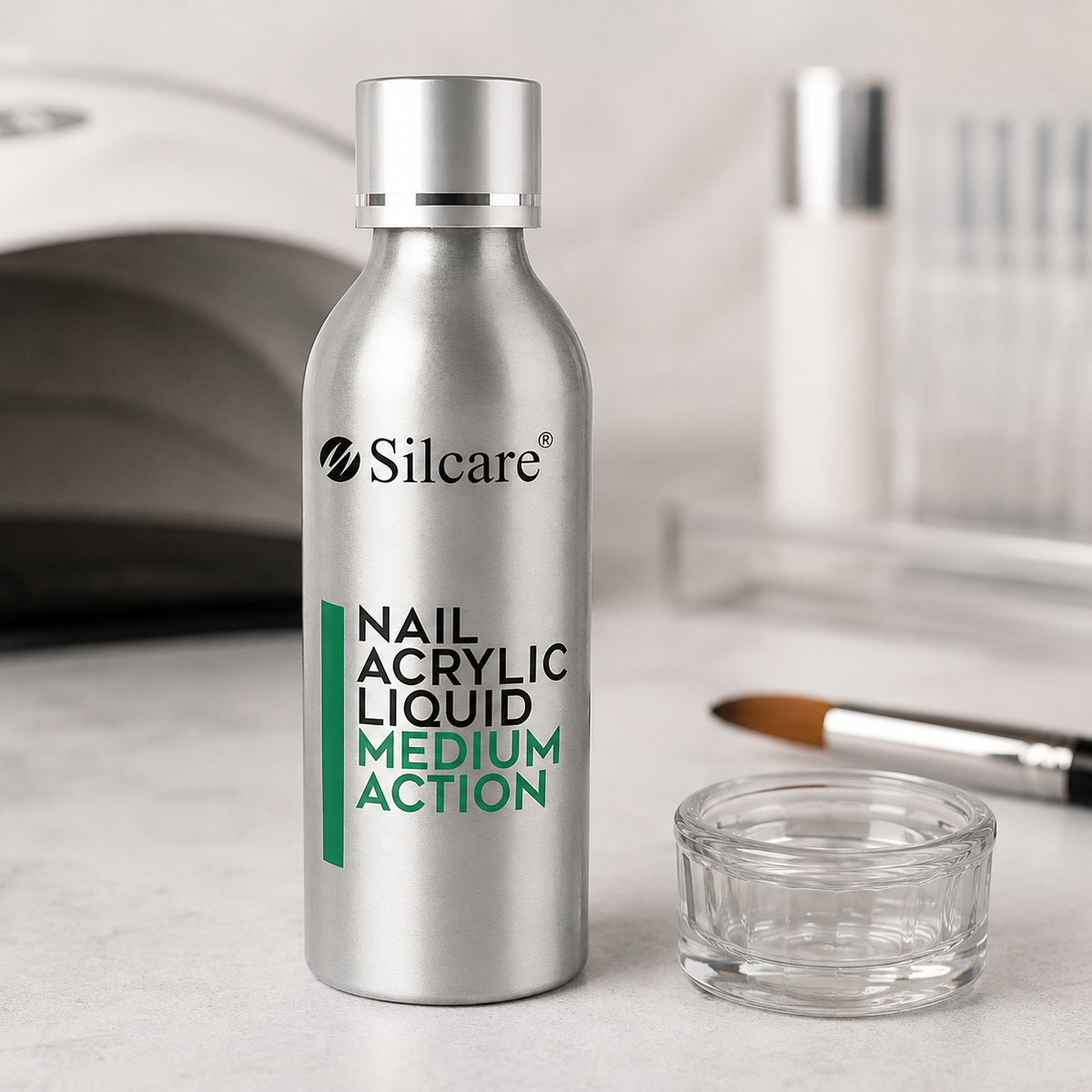 Silcare monómero Medium Action 120 ml apresentado em cenário profissional
